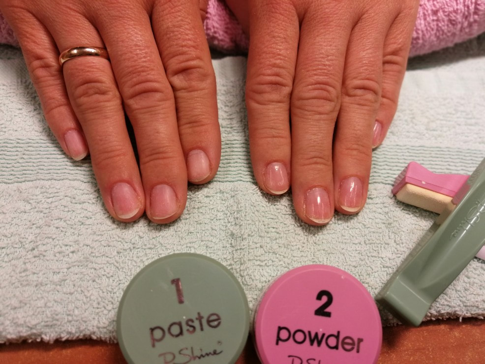 dwie dłonie jedna przed a druga po wykonaniu na paznokciach manicure japońskiego 