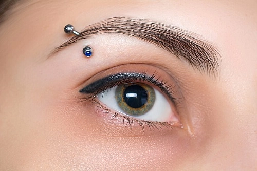 Piercing - przewodnik po popularnym trendzie w świecie mody