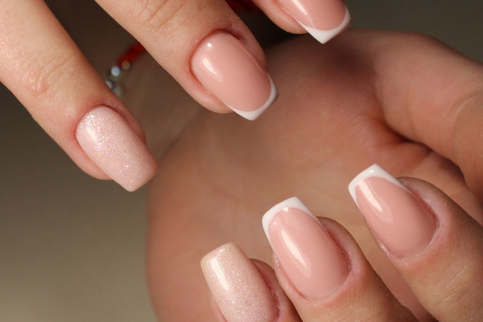 Co zrobić, żeby lakier do paznokci dłużej się trzymał?