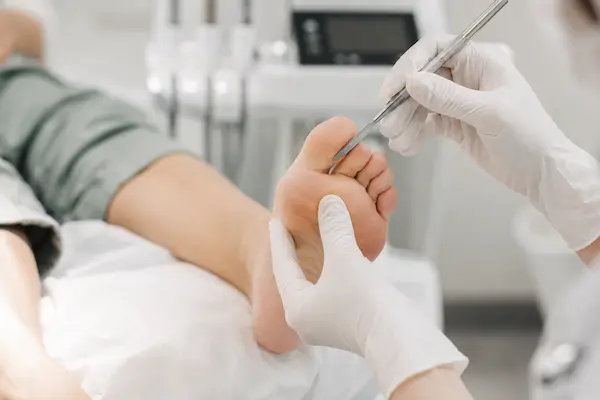 Pedicure kosmetyczny a podologiczny – czym się różnią i kiedy wybrać specjalistę?