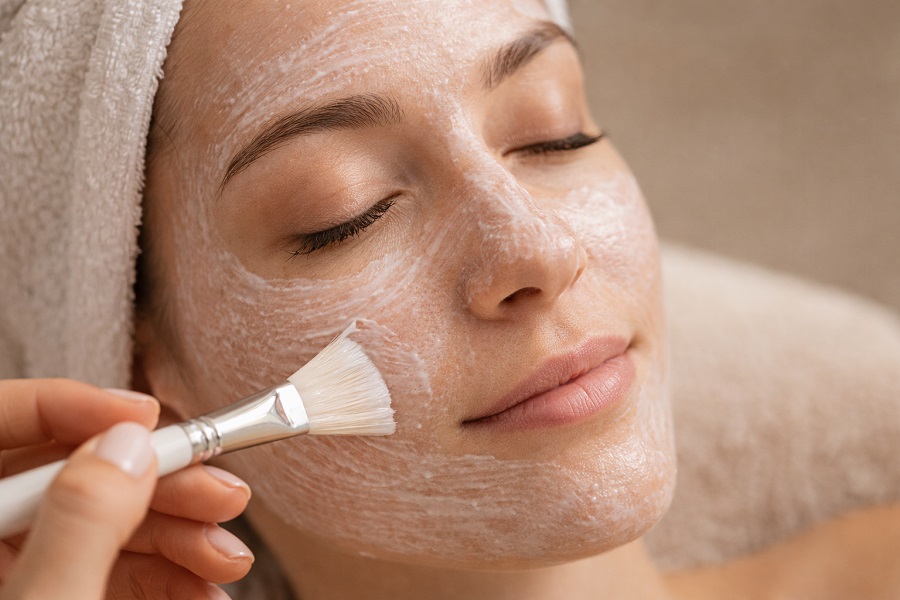 Zabiegi z kwasami AHA – dla kogo, kiedy, jakie efekty?