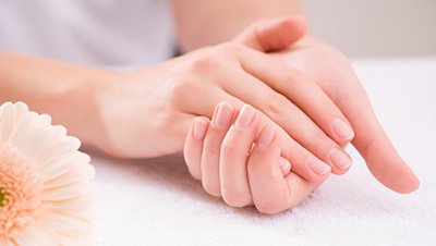 piękne kobiece wypielęgnowane dłonie założone jedna na drugą