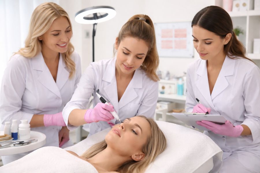 Szkolenie z mezoterapii mikroigłowej w Rzeszowie – kursantka wykonuje zabieg na modelce pod okiem instruktora w profesjonalnym gabinecie kosmetologicznym Centrum Kosmetyczne ELSA