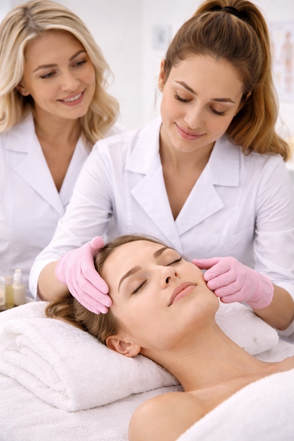 Szkolenie z masażu Kobido w Rzeszowie – kursantka wykonuje masaż twarzy na modelce pod okiem instruktorki w profesjonalnym gabinecie Centrum Kosmetyczne ELSA